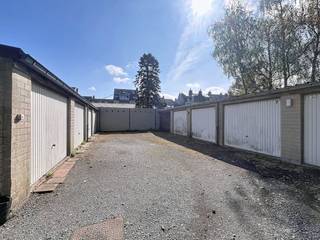 Afgesloten garagebox (N°6) te huur in het centrum van Oostkamp.<br /><br />Afmetingen:<br />- Lengte: 6 meter<br />- Breedte: 2,8 meter<br />- Hoogte: 1,9 meter<br /><br />Algemeen:<br />- Huurprijs: € 90/maand<br />- Onmiddellijk vrij