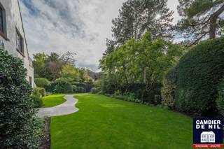 Typische gerenoveerde Zoute villa rustig en in alle discretie gelegen op een prachtige locatie tussen de Royal Zoute Golf Club en het...