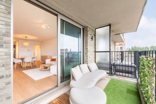 <p>Ontdek dit lichtrijke appartement met 1 slaapkamer, gelegen aan de IJzerlaan in Antwerpen, op minder dan 5 minuten fietsen van het Eilandje. Het appartement beschikt over een aangename leefruimte, twee terrassen en een en-suite badkamer.<span></span></p>
<p>Bij het betreden van het appartement komt u in de inkomhal, die toegang geeft tot de verschillende ruimtes.</p>
<p>De ruime leefruimte geniet dankzij de grote raampartijen van veel natuurlijk licht en sluit rechtstreeks aan op het eerste terras. De open keuken vormt één geheel met de leefruimte en is voorzien van ingebouwde toestellen en voldoende kastruimte.</p>
<p>Vanuit de leefruimte heeft u toegang tot een aangenaam terras met een open zicht over de omgeving. Daarnaast beschikt het appartement over een tweede, bijzonder ruim terras met een weids uitzicht over Antwerpen.</p>
<p>De slaapkamer is voorzien van ingebouwde kasten en staat rechtstreeks in verbinding met de en-suite badkamer. Deze is uitgerust met een ruime inloopdouche en een badkamermeubel met dubbele lavabo.</p>
<p>Verder beschikt het appartement over een aparte technische berging met aansluitingen voor wasmachine en droogkast. In het gebouw is bovendien een gemeenschappelijke fietsenberging aanwezig.</p>
<p>De ligging combineert een vlotte bereikbaarheid met de nabijheid van het centrum. Het Eilandje bevindt zich op minder dan 5 minuten fietsen en ook belangrijke invalswegen, openbaar vervoer en dagelijkse voorzieningen zijn vlot bereikbaar.</p>