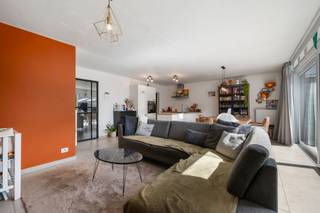 Dit gelijkvloers appartement is gelegen vlakbij het centrum van Kortemark.<br /><br />De indeling is als volgt: inkomhal met gastentoilet, lichtrijke woonkamer met open keuken, ruime berging, zonnige tuin (25 m2) met uitweg, 2 volwaardige slaapkamers en badkamer.<br />Er is eveneens een gemeenschappelijke fietsenberging en afvallokaal aanwezig. Het appartement beschikt eveneens over privatieve zonnepanelen.<br />Er kan (optioneel) een parkeerplaats bijgekocht worden die grenst aan de tuin voor de prijs van 12.000,00 euro.<br /><br />PLUSPUNTEN:<br />- EPC A<br />- ZONNIGE TUIN MET UITWEG<br />- VERKOOP ONDER REGISTRATIERECHTEN<br />- 2 VOLWAARDIGE SLAAPKAMERS<br />- PERFECT INSTAPKLAAR (QUASI NIEUW)<br />- ZONNEPANELEN