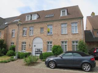Charmant en rustig gelegen tweeslaapkamer appartement.<br /><br />Op de eerste verdieping vinden we dit charmante appartement met 2 slaapkamers. <br />Deze woongelegenheid heeft een mooie oppervlakte van 91 m² en beschikt over een zeer gunstige EPC-score B. <br /><br />We betreden het appartement via de inkomhal met apart gastentoilet. Van hieruit bereikt u de gezellige leefruimte met toegang tot een overdekt terras.<br />Tevens vinden we aansluitend de keuken, ingericht met de nodige toestellen en is er voldoende opbergruimte in een aanpalende berging. <br /><br />Verder werd de badkamer voorzien van een dubbele lavabo, ligbad en douche. De twee slaapkamers zijn ruim en bieden u een optimale nachtrust gezien de rustige locatie. <br /><br />Er is een lift aanwezig die u naar alle verdiepingen brengt, alsook de kelderverdieping. Hier vinden we een ondergrondse autostaanplaats en een private kelderberging voor extra stockage. Deze staanplaats en berging zijn INBEGREPEN IN DE PRIJS. <br /><br />Troeven:<br />- Energiezuinig met score B<br />- Elektrische keuring geldig tot 2032<br />- Instapklaar<br />- Ondergrondse parkeerplaats en berging maar ook voldoende gratis parking rondom het gebouw<br />- Rustige locatie<br /><br />Ben je benieuwd en wens je een bezoek? Contacteer ons op het nummer 014 58 02 08 of via info@immovl.be
