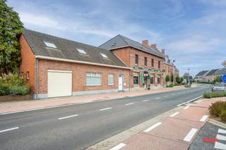 Geen zin meer in het onderhoud van dat veel te grote huis, maar is een appartement dan weer net een stapje te ver? Dit stulpje is het pérfecte alternatief: je kan volledig beneden wonen (met een gelijkvloerse slaapkamer en badkamer), maar je hebt boven nog 2 extra kamers als je toch wat meer ruimte nodig hebt. Handig voor een gezin, maar ook ideaal dus voor ons stiekem-niet-meer-zo-piepjonge publiek.<br /><br />Dit gezellige huis dateert trouwens van 2004, dus een absolute instapper. Een C-label, geen asbest en elektra goedgekeurd. Check, check, dubbelcheck!<br /><br />Indeling:<br />Geen gedoe met gemeenschappelijke delen, maar een eigen inkomhal met gastentoilet: da’s fijn binnenwandelen, toch? Verder kom je in de woonkamer met open keuken. Geen hokjesdenken, maar een luchtige, open lay-out met alle voorzieningen. <br /><br />Er is 1 slaapkamer beneden, met aansluitend de badkamer. Deze is met bad én douche, een wastafel met heel wat kasten en een toilet. Verder is er een grote berging met aansluitingen voor wassen en drogen. <br /><br />Een trapje hoger komen we bij een 2de hele grote (slaap)kamer, die meteen ook toegang geeft naar het balkon. Dus je koffietje drinken in de ochtendzon? Check!<br /><br />Aansluitend bij de slaapkamer vinden we nog een erg grote zolderkamer, dus perfect voor alle rommeltjes-die-stiekem-eigenlijk-overbodig-zijn-geworden. Hier heb je trouwens ook in no-time een 3de slaapkamer van gemaakt. <br /><br />Ook de auto slaapt trouwens droog, want je beschikt over een (extra hoge) garage. <br /><br />Er is geen tuin, maar hé…die hoef je dan ook niet te onderhouden. Het balkon op de 1ste verdieping is méér dan voldoende groot om gezellig te vertoeven.