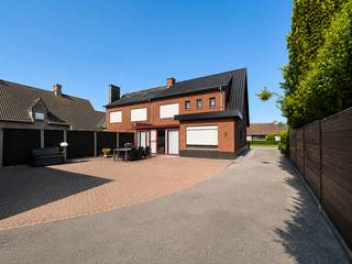<p>Deze instapklare woning met loods biedt ruime mogelijkheden voor zelfstandigen, ondernemers, … die op zoek zijn naar ruime opslag- en stockagemogelijkheden.</p>
<p>Indeling woning:</p>
<p><u>Gelijkvloers:</u><br />– inkomhal<br />– lichtrijke leefruimte<br />– ingerichte keuken met eetplaats + koele berging<br />– veranda met frontaal zicht op het ruim terras<br />– extra berging + technische ruimte</p>
<p><u>Eerste verdiep:</u><br />– nachthal<br />– drie slaapkamers<br />– gerenoveerde badkamer met douche, ligbad & badkamermeubel</p>
<p>Zolder</p>
<p>Ruim terras</p>
<p>Oprit</p>
<p>Loods met sandwichpanelen (elektrische poort vooraan)</p>
<p>Tuinhuis</p>
<p>Algemene info:<br />– EPC: 245 kWh/m² jaar<br />– opp. perceel: 654 m²<br />– CV op mazout<br />– dak vernieuwd (+ isolatie) in 2023<br />– zonnepanelen + batterij<br />– installatie elektriciteit = conform attest</p>
<p>Bepaalde beelden zijn digitaal geoptimaliseerd/virtueel ingericht, elementen kunnen licht afwijken van de realiteit. Voor een correcte weergave verwijzen wij naar een plaatsbezoek.</p>
<p>Indien u meer info of een bezoek wenst, contacteer Immo-deal bv: 0486 72 70 73.</p>