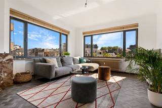 <p><span>ANTWERPEN - Britselei: </span><span>Mooi, karaktervol en zonnig GEMEUBELD hoekappartement met 2 slaapkamers op toplocatie </span></p><p><span> </span></p><p><span>Beleef het bruisende Antwerpse stadsleven op zijn best in dit licht en sfeervol ingericht appartement op de 4° verdieping van een statig gebouw op de gekende Britselei. </span></p><p><span>U leeft hier op wandelafstand van ‘t Zuid en het winkelhart van Antwerpen, een ideale ligging !</span></p><p><span> </span></p><p><span>BESCHRIJVING: </span></p><p><span> </span></p><p><span>Inkomhal op marmeren vloer met meerdere ingemaakte vestiairekasten</span></p><p><span>Aparte kast met wasmachine en droogkast + gastentoilet. </span></p><p><span> </span></p><p><span>Living op parket, met veel lichtinval en ruim groen uitzicht.</span></p><p><span> </span></p><p><span>Volledig geïnstalleerde open keuken met inductie kookplaat, oven, vaatwasser, koelkast en diepvriezer. </span></p><p><span>Luxe werkblad in Carara marmer en vloer in natuursteen. </span></p><p><span> </span></p><p><span>Slaapkamer 1 (ca 15m²) op visgraatparket, met dubbel bed.</span></p><p><span>Slaapkamer 2 (ca 20m²) op parket, met dubbel bed en met grote ingemaakte dressing. </span></p><p><span> </span></p><p><span>Volledig betegelde moderne badkamer met ligbad, lavabomeubel, toilet en handdoekdroger. </span></p><p><span> </span></p><p><span>Kelder.</span></p><p><span> </span></p><p><span>BIJZONDERHEDEN:</span></p><p><span> </span></p><p><span>- Topligging, op een boogscheut van de Wilde Zee, Leopoldstraat, Hopland, Meir en Schuttershofstraat</span></p><p><span>- Volledig ingericht met kwaliteitsvolle meubels </span></p><p><span>- Trendy cafés en restaurants in de omgeving</span></p><p><span>- Karaktervol gebouw </span></p><p><span>- Tram en bus in de straat en makkelijke verbindingen naar snelwegen.</span></p><p><span>- 175€ maandelijkse provisiekosten voor verwarming, water, onderhoud en beheer gemeenschappelijke delen</span></p><p><span>- Beschikbaar 1/11/2026.</span></p><p><span> </span></p><p><span> </span></p>