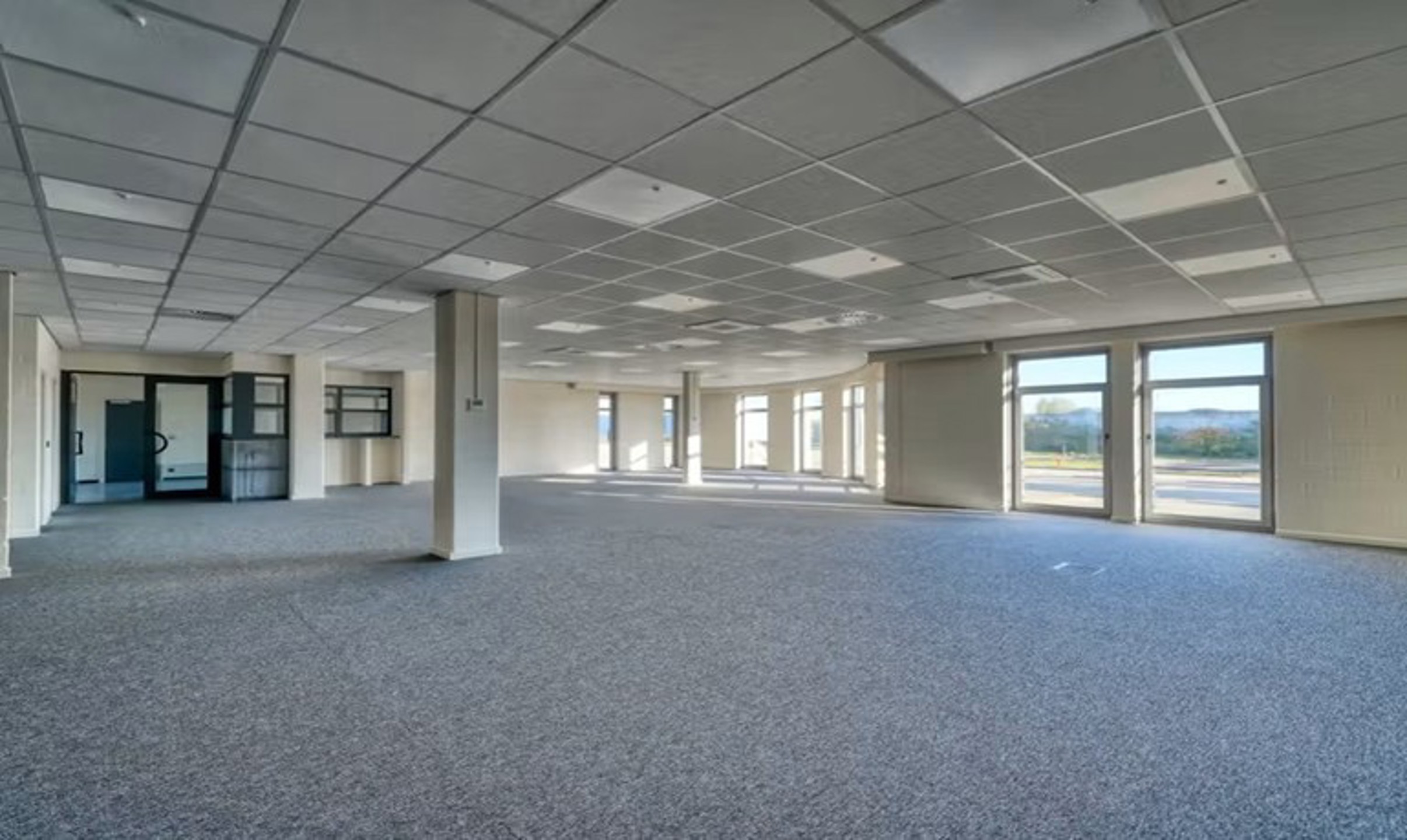 Magazijn van 330.835m²  met kantoor van 728m² te huur.   - foto 4