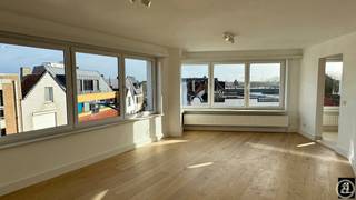 Lichtrijk gerenoveerd hoekappartement met 2 volwaardige slaapkamers, vlakbij het centrum van Knokke. Indeling: Inkomhal. Ruime leefruimte met eetplaats. Halfopen volledig uitgeruste keuken. Praktische berging. Twee volwaardige slaapkamers. Badkamer (lavabo, douche en toilet). Mogelijkheid tot aankopen van een parkeerplaats in de residentie. Kleine mede-eigendom. Contacteer ons om een bezoek in te plannen.