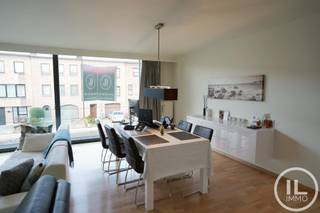 Wij vragen u vriendelijk NIET te bellen, maar u uitsluitend aan te melden via deze portaalsite of via e-mail met vermelding van referentie Ref. Turnhout 650. Wij ontvangen steeds zeer veel kandidaturen en kunnen de aanvragen anders niet met de nodige zorg behandelen.

Dit verzorgd appartement met gunstige ligging bevindt zich nabij scholen, winkels en het centrum van Turnhout. Het appartement beschikt over een ruime leefruimte met grote glaspartijen en een open keuken, een badkamer, twee slaapkamers waarvan één is voorzien van ingebouwde kasten, en een ruime berging met aansluiting voor wasmachine en droogmachine. Smal terrasje vooraan, mooi terras achteraan.  Bij het appartement horen een garagebox en een bijkomende autostaanplaats. Er zijn geen gemeenschappelijke kosten.