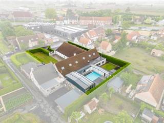 Gunstig gelegen eigendom vlakbij de N36 te Izegem bestaande uit ruime  woning met loods van 400m² . Moderne loods (2006) van 400m². Gedeeltelijk ingedeeld met sandwichpanelen die gemakkelijk kunnen verwijderd worden. Woning bestaande uit inkomhal met gastentoilet, ruime woonkamer met aparte eetplaats, moderne keuken. Op gelijkvloers 1 slaapkamer met dressing en badkamer. Op verdieping 3 slaapkamers en badkamer. Mogelijkheid tot het creëren van meerdere kamers. Woning is voorzien van airco.<br />Exterieur: buitenzwembad met automatische overkapping, sauna en tuin.