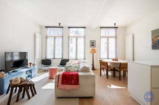 <p><span>Instapklaar en energiezuinig appartement nabij Park Spoor Noord</span></p><p><span>Op zoek naar een comfortabel appartement met twee slaapkamers en een terras, vlak bij het groen en het stadsleven? Dit verzorgde appartement aan de Tulpstraat 61 combineert een lichte leefruimte met een hedendaagse afwerking en een praktische indeling. Het maakt deel uit van een kleinschalig gebouw dat in 2020 volledig werd gerenoveerd. Met EPC-label A, een conforme elektrische installatie en Park Spoor Noord om de hoek beschikt u hier over een aangename thuis op een uitstekend bereikbare locatie.</span></p><p><span> </span></p><p><span>Indeling</span></p><p><span>De lichtrijke leefruimte is afgewerkt met een warme parketvloer en biedt plaats voor een gezellige zit- en eethoek. De open keuken sluit hier mooi op aan en werd recent uitgebreid met een keukeneiland en een nieuw natuurstenen werkblad. Dat zorgt voor extra werk- en opbergruimte en maakt samen koken en bijpraten nog aangenamer. De keuken is uitgerust met een koelkast, diepvries, vaatwasser, inductie kookplaat, dampkap en spoelbak. Het appartement beschikt over twee volwaardige slaapkamers van circa 15 m² en 10 m². Beide kamers bieden voldoende ruimte voor een comfortabele slaapkamerinrichting. De moderne badkamer is ingericht met een inloopdouche voorzien van verschillende functies waaronder massage, een lavabomeubel met spiegel en een handdoekwarmer. Het toilet is afzonderlijk. Daarnaast is er een ruime, praktische berging met aansluitingen voor een wasmachine en droogkast. Een privatieve kelderberging biedt extra opbergruimte.</span></p><p><span> </span></p><p><span>Belangrijkste troeven</span></p><ul><li><span>Lichtrijke leefruimte met parketvloer.</span></li><li><span>Open keuken met keukeneiland en natuurstenen werkblad.</span></li><li><span>Twee slaapkamers van circa 15 m² en 10 m².</span></li><li><span>Ruim terras achteraan het appartement.</span></li><li><span>Moderne badkamer en afzonderlijk toilet.</span></li><li><span>Ruime berging met aansluitingen voor wasmachine en droogkast.</span></li><li><span>Privatieve kelderberging inbegrepen.</span></li><li><span>Fietsenstalling op het gelijkvloers.</span></li><li><span>EPC-label A.</span></li><li><span>Conforme elektrische installatie.</span></li><li><span>Kleinschalig gebouw, volledig gerenoveerd in 2020.</span></li></ul><p><span> </span></p><p><span>Verkoopprocedure</span></p><p><span>Kijkdag: 3 oktober tussen 10h00 en 13h00</span></p><p><span>De instelprijs voor biedingen bedraagt € 275.000.</span></p><p><span>Geïnteresseerde kandidaten krijgen na de kijkdag de mogelijkheid om een bod onder gesloten omslag uit te brengen. De verkoper behoudt zich het recht voor om ieder uitgebracht bod vrij en weloverwogen te beoordelen. Alle kandidaten worden uiterlijk vijf dagen na de kijkdag geïnformeerd over de beslissing of het verdere verloop van de verkoopprocedure.</span></p><p><span> </span></p><p><span>Algemene informatie</span></p><p><span>De gemeenschappelijke kosten bedragen circa € 130 per maand. Deze omvatten onder meer de blokpolis, de syndicus en het elektriciteitsverbruik van de gemeenschappelijke delen.</span></p><p><span>Het appartement beschikt over privatieve digitale meters voor water, gas en elektriciteit.</span></p><ul><li><span>EPC: label A.</span></li><li><span>Elektrische keuring: conform.</span></li><li><span>Asbestattest: in aanvraag.</span></li></ul><p><span> </span></p><p><span>Het gebouw</span></p><p><span>Het kleinschalige appartementsgebouw onderging in 2020 een totaalrenovatie. Het bestaat uit een kelderverdieping, een gelijkvloers en vier bovenverdiepingen, met telkens één appartement per woonniveau.</span></p><p><span>Op het gelijkvloers bevindt zich een fietsenstalling. Het appartement beschikt over een privatieve kelderberging en een videofoon. Er is geen lift aanwezig.</span></p><p><span> </span></p><p><span>Ligging</span></p><p><span>Het appartement bevindt zich aan de Tulpstraat 61 in Antwerpen, op wandelafstand van Park Spoor Noord. Even wandelen, sporten of ontspannen in het groen kan hier vlak bij huis.</span></p><p><span>Tegelijk woont u centraal, met winkels, dagelijkse voorzieningen en openbaar vervoer in de nabije omgeving. Ook de belangrijke invalswegen zijn vlot bereikbaar.</span></p><p><span>Met een Mobiscore van 9,6/10 is dit een praktische uitvalsbasis voor wie graag in de stad woont en zich makkelijk wil verplaatsen.</span></p><p><span> </span></p><p><span>De informatie in deze prospectus is louter informatief. Kandidaat-kopers dienen zelf de nodige informatie in te winnen, te controleren en te interpreteren.</span></p><p><span> </span></p><p><span> </span></p>