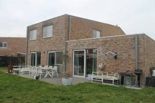 Deze woning ligt aan de stadsrand van Sint-Niklaas naast de site van het nieuwe zwembad.Kindvriendelijke buurt op wandel/fietsafstand van winkels,...