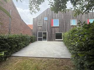 Centraal gelegen woning gelegen op het woonerf De Molenhoek en voorzien van inkomhal, bezoekerstoilet, ruime berging (met ontkalker), open...