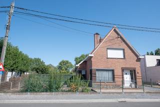 Te renoveren, karaktervolle, open bebouwing met inkom, living, keuken, ruime veranda, badkamer, 3 slaapkamers, wasplaats, kelder, zolder, garage, bergruimte en ruimte tuin met goeie oriëntatie.<br /><br />Ideale, rustige ligging met vlotte verbinding naar centrum Zulte en vlakbij de fietssnelweg tussen Waregem en Deinze.<br /><br />Wenst u de woning te komen ontdekken? Bel ons op 09/388.53.53 of mailen naar sylvie@immoroba.be.