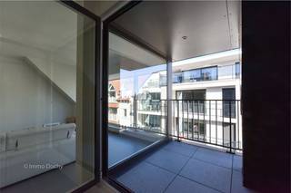 Heel mooi en lichtrijk appartement bestaande uit een inkomhall, living met zicht op Markt, ingerichte keuken met berging, terras vooraan, 2 slaapkamers en 2 badkamers, ruim terras achteraan met zicht op zuidboulevard en stadhuis (ZW). Extra berging op gelijkvloers en autostandplaats in het gebouw. Syndiek 75 euro per maand