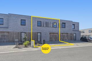 In Roksem, deelgemeente van Oudenburg, bevindt zich deze moderne en perfect afgewerkte nieuwbouwwoning (bouwjaar 2023).<br /><br />Indeling:<br />Bij het betreden van de woning komt u in de inkomhal met vestiairekast en gastentoilet. De lichtrijke leefruimte met grote raampartijen en schuifraam geeft uit op het terras en zorgt voor een aangename woonbeleving. Aansluitend bevindt zich de open, volledig uitgeruste keuken met kookeiland – aansluitend is er de inpandige garage met alle technieken alsook voldoende ruimte voor wasmachine en eventuele droogkast.<br /><br />Op de eerste verdieping vindt u maar liefst vier volwaardige slaapkamers, perfect voor een gezin of voor wie extra ruimte wenst voor een bureau of hobbykamer. De badkamer is stijlvol ingericht en beschikt over zowel een ligbad als een inloopdouche. Daarnaast is er nog een apart toilet en een praktische berging waar het ventilatiesysteem D in opgeborgen zit.<br /><br />De volledig geschilderde en instapklare woning is voorzien van alle moderne comfort: Centrale verwarming op aardgas, ventilatiesysteem type D, 8 zonnepanelen, conforme elektriciteit en een combinatie van stads- en regenwater. De inpandige garage met automatische poort zorgt voor extra gemak. De oprit biedt tevens parkeerplaats voor twee wagens. <br /><br />Het gunstige E-peil zorgt ervoor dat je nog 2 jaar van de vrijstelling van onroerende voorheffing geniet – een mooie extra besparing bovenop de energiezuinigheid van deze woning.<br /><br />Gelegen in een rustige, kindvriendelijke buurt en toch vlot bereikbaar, is dit de ideale thuisbasis voor wie comfortabel en energiezuinig wil wonen.<br /><br />Interesse? Contacteer ons en plan uw bezoek in!