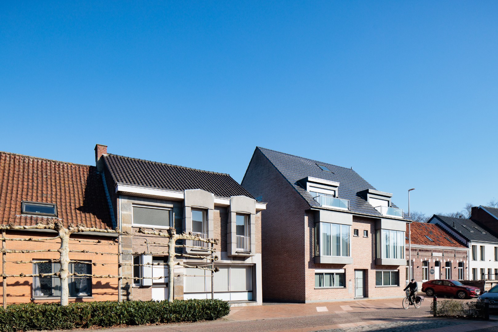 Ruime dorpswoning op 3120m2 met oprit, stalgebouw en weide - foto 2