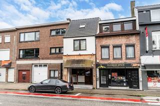 <p><span>Opbrengsteigendom met handelsgelijkvloers en ruim duplexappartement (144m²) op toplocatie in Brasschaat </span></p><p><span>Op een uitstekende locatie, op de grens van Ekeren en Brasschaat, bevindt zich dit veelzijdige en volledig instapklare opbrengsteigendom.</span></p><h3><span>Beschrijving:</span></h3><p><span>Het pand bestaat uit een commercieel gelijkvloers, momenteel ingericht als restaurant, en een ruim duplexappartement.</span></p><p><span>Het handelsgelijkvloers beschikt over een ruime eetzaal, een goed uitgeruste keuken, sanitaire voorzieningen voor klanten en personeel, en een gezellig koertje aan de achterzijde. Dankzij de uitstekende ligging en de flexibele indeling biedt deze commerciële ruimte tal van mogelijkheden, zoals horeca, een traiteurzaak, koffiebar, winkel, praktijkruimte of kantoor.</span></p><p><span>Via een aparte inkomhal bereikt u het duplexappartement. Dit moderne en lichtrijke appartement biedt alle hedendaags comfort. De ruime leefruimte geniet van een overvloed aan natuurlijke lichtinval dankzij de grote raampartijen en sluit naadloos aan op de open, volledig uitgeruste keuken. Aansluitend bevindt zich een zonnig terras, ideaal om in alle rust te ontspannen.</span></p><p><span>Verder beschikt het appartement over drie volwaardige slaapkamers, een ruime badkamer met zowel een ligbad als een douche, en een praktische berging.</span></p><p><span>Het appartement werd in 2014 volledig gerenoveerd.</span></p><p><span>Deze eigendom biedt tal van mogelijkheden en is ideaal voor zelfstandigen die wonen en werken willen combineren, investeerders die op zoek zijn naar een rendabele opbrengsteigendom, of ondernemers die zichtbaarheid, ruimte en wooncomfort op één locatie wensen.</span></p><h3><span>Troeven:</span></h3><ul><li><span>Commercieel gelijkvloers met uitstekende zichtbaarheid langs een drukke verbindingsweg </span></li><li><span>Instapklaar duplexappartement met aparte toegang </span></li><li><span>Ruim en zonnig terras </span></li><li><span>Veel natuurlijke lichtinval </span></li><li><span>Energiezuinige woning </span></li><li><span>Volledig instapklaar </span></li><li><span>Mogelijkheid om wonen en werken te combineren </span></li><li><span>Interessante investeringsopportuniteit met verhuurmogelijkheden voor beide entiteiten </span></li><li><span>Gelegen op een uitstekende locatie tussen Ekeren en Brasschaat </span></li></ul><p><span> </span></p><p><span> </span></p><p><span> </span></p><p><span>Een unieke kans voor investeerders, zelfstandigen en ondernemers die op zoek zijn naar een veelzijdig pand met een uitstekende ligging en tal van mogelijkheden.</span></p><p><span><br /><br /></span></p>