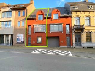 Maak uw bezoek aan ons nog eenvoudiger! Vul alstublieft vooraf de huurdersfiche in en stuur deze naar delphine@vastgoeddemeyer.be. Wij nemen daarna contact met u op om een afspraak ter plaatse te plannen. U kunt de fiche vinden onder de downloads. Alvast bedankt!<br /><br />Deze instapklare en gezellige woning is centraal gelegen in Pittem. Dit op wandelafstand van de basisschool, winkels, bakker, slager, ... De woning komt vrij 1/6/2026<br /><br />U komt binnen via de ruime inkomhal met trappenhal. Deze biedt U toegang tot de GEZELLIGE leefruimte met open ingerichte keuken. De keuken omvat: koelkast | keramische kookplaat | oven | vaatwasser | microgolfoven. Naast de keuken is er de praktische berging met aansluiting voor een wasmachine. Via het schuifraam kan U het ZONGERICHT terras betreden met grote buitenberging. Verder omvat de eerste verdieping nog een gastentoilet.<br /><br />Het tweede verdiep omvat 2 slaapkamers met ingemaakte kasten, badkamer met inloopdouche en lavabo met meubel. Ook dit verdiep is voorzien van een apart toilet. Vervolgens is er op het derde verdiep nog een polyvalente ruimte die kan dienen als master bedroom. Tot slot kan U via een vouwtrap de zolder betreden. <br /><br />De woning is uitgerust met gordijnen, lichtarmaturen en werd volledig geschilderd/behangen. Kortom een TOPPER van formaat! Ideaal voor starters!<br /><br />PLUSPUNTEN:<br />* CENTRALE LIGGING<br />* INSTAPKLAAR<br />* GORDIJNEN AANWEZIG<br />* ENERGIEZUINIG<br />* KELDERBERGING<br />* AUTOSTAANPLAATS