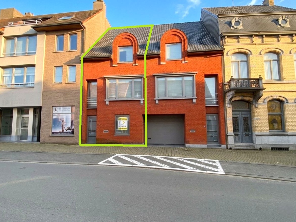 GEZELLIGE INSTAPKLARE RIJWONING MET 3 SLAAPKAMERS | TERRAS EN AUTOSTAANPLAATS - foto 1