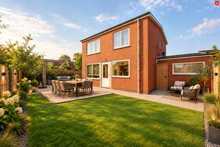 De prijs bedraagt een STARTPRIJS.<br /><br />Deze halfopen bebouwing is gelegen te Ieper met name in de Eikenlaan 2 op een perceel grond van 379 m² en met een bewoonbare oppervlakte van 147 m². Deze eigendom geniet een uiterst rustige ligging in doodlopende straat.<br /><br />PLUSPUNTEN:<br />* RUSTIGE LIGGING IN EEN DOODLOPENDE STRAAT<br />* VOLDOENDE PARKEERGELEGENHEID<br />* LICHTRIJKE LEEFRUIMTE<br />* PRAKTISCHE INDELING<br /><br />INTERIEUR:<br />Via de inkomhal, met toegang tot het gastentoilet, betreed je deze aangename woning. De lichtrijke leefruimte geniet van een overvloed aan natuurlijk licht dankzij de grote raampartijen aan zowel de voor- als achterzijde. Aansluitend bevindt zich de geïnstalleerde keuken, die beschikt over een aparte en praktische berging. Verder is er een afzonderlijke wasruimte met toegang tot de garage, voorzien van een automatische poort.<br /><br />Op de eerste verdieping bevinden zich vier comfortabele slaapkamers en een badkamer uitgerust met een enkel lavabomeubel, zitbad en toilet. Verder is een zeer praktische bergruimte voorzien.<br /><br />EXTERIEUR:<br />Buiten geniet je van een gezellige, volledig omheinde en kindvriendelijke tuin. Daarnaast beschikt de woning over een extra tuinhuis/opbergruimte, ideaal voor het opbergen van tuinmateriaal en andere spullen.