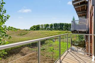 Dit voormalige historische bedrijfsgebouw, prachtig gelegen aan de oevers van de Schelde, werd met de grootste zorg getransformeerd tot 20 unieke en authentieke appartementen. De karaktervolle gevels behoren tot het industrieel erfgoed en werden volledig behouden, waardoor de historische uitstraling van het gebouw perfect samengaat met hedendaags wooncomfort.<br /><br />Elk appartement heeft een eigen karakter. De hoge plafonds, grote raampartijen en overvloedige natuurlijke lichtinval creëren een bijzonder ruimtelijk en aangenaam woongevoel. Bovendien worden de appartementen volledig afgewerkt en instapklaar opgeleverd.<br /><br />De ligging vormt een mooie combinatie van rust en bereikbaarheid: wonen in een unieke omgeving aan de Schelde, terwijl winkels, horeca en andere voorzieningen vlot bereikbaar blijven.<br /><br />Indeling appartement 1.7<br /><br />Gelijkvloers<br />- Inkomhal met toegang tot de verschillende ruimtes<br />- Ruime slaapkamer van ca. 16 m²<br />- Volledig uitgeruste badkamer van ca. 6 m²<br />- Praktische berging van ca. 7 m²<br />- Apart gastentoilet<br />- Royale leefruimte van maar liefst ca. 52 m²<br />- Volledig geïntegreerde open keuken, voorzien van alle comfort<br />- Rechtstreekse toegang tot de privatieve tuin<br />- Zonnig terras<br />- Aangename combinatie van binnen- en buitenleven<br /><br />Algemeen<br />- EPC label A<br />- Autostaanplaats inbegrepen in de verkoopprijs<br />- Verkoop onder registratierechten <br />- Uniek woonproject in een historisch bedrijfsgebouw<br />- Beschermde, karaktervolle gevels met industriële uitstraling<br />- Hoge plafonds en veel natuurlijke lichtinval<br />- Volledig afgewerkt en instapklaar<br />- Unieke ligging aan de oevers van de Schelde<br />- Rustige woonomgeving met voorzieningen vlot bereikbaar<br />- Excl. kostprijs aansluitingen nutsvoorzieningen <br /><br />Een bijzonder appartement voor wie op zoek is naar ruimte, karakter en hedendaags wooncomfort op een unieke locatie aan de Schelde.<br /><br />Op zoek naar een woning, appartement of bouwgrond in het Waasland of de Denderstreek?<br />De Boer & Partners Waas & Dender begeleidt u graag bij de aankoop of verkoop van vastgoed in deze ruime regio.<br />Wenst u dit pand te bezoeken? Contacteer ons via waasendender@deboerenpartners.be of 03 377 55 00.