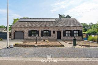 Voor meer info en foto’s, surf naar www.swevers.be – Deze open bebouwing aan de Oude Heidestraat 2 in Heusden-Zolder biedt een uitstekende kans voor wie een ruime gezinswoning volledig naar eigen smaak wil opfrissen. De woning werd gebouwd in 1989, beschikt over een bewoonbare oppervlakte van 226 m² en ligt op een mooi perceel van 802 m². Dankzij de praktische indeling en de royale volumes vormt dit de ideale basis voor comfortabel wonen. Op het gelijkvloers vindt u een lichtrijke woonkamer van 34 m², een aparte keuken van 13,70 m² met aansluitende wasruimte, twee volwaardige slaapkamers, een badkamer met ligbad en wastafel, een apart toilet, een inpandige garage en een praktische berging. De afgewerkte bovenverdieping telt nog drie ruime slaapkamers, ideaal voor een groter gezin, een thuisbureau of hobbyruimte. Extra opbergruimte is voorzien op de zolder. Buiten geniet u van een ruime tuin met tal van mogelijkheden voor een terras, speelruimte of een groene buitenomgeving waar u in alle rust kunt ontspannen. De op te frissen staat laat toe de woning volledig te moderniseren en af te werken volgens uw eigen wensen, terwijl de degelijke basis behouden blijft. De woning is rustig gelegen in een aangename woonomgeving, met winkels, scholen, openbaar vervoer en belangrijke verbindingswegen op korte afstand. Zo combineert deze eigendom een vlotte bereikbaarheid met een rustige ligging. Bent u op zoek naar een open bebouwing met vier slaapkamers, een groot perceel en veel potentieel? Dan is dit zeker een bezoek waard. Voor meer informatie, bel 011 255 155. Bron bewoonbare oppervlakte: EPC – verslag.