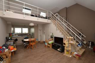 Recent gebouwd woonhuis bestaande uit twee individuele appartementen met ruime garage en zonnige tuin. Eventueel geschikt als KANGOEROE-woning. <br /><br />Indeling: <br /><br />* gelijkvloers: inkomhall, tellers, zeer ruime garage (40m²) met elektrische poort, terras (6x4m), grote zonnige tuin (8x20m), afzonderlijk toilet.<br /><br />* eerste verdiep: inkomhall, berging met wasplaats, afzonderlijk toilet, woonkamer met open ingerichte keuken, 1 slaapkamer, badkamer met inloopdouche en wastafel. <br /><br />* tweede verdiep: inkomhall, berging met wasplaats, afzonderlijk toilet, woonkamer met open keuken, fitnessruimte of kamer, grote mezanine met slaapkamer (32m²), badkamer met inloopdouche en wastafel, zolder. <br /><br />- Afzonderlijk tellers (W,E,G)<br />- Regenwater 10.000L<br />- Individuele centrale verwarming op aardgas<br />- Recent gebouw (2011)<br />- Elektriciteit CONFORM.