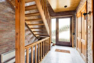 <strong>Woning op een perceel van 13a te koop in Schoot (Tessenderlo)</strong><br /><br />Bij binnenkomst komen we binnen in de inkomhal met apart gastentoilet. Vanuit de inkomhal komen we binnen in de lichtrijke leefruimte (42m²) met keuken (8m²). In de leefruimte is er een grote houtkachel die zorgt voor extra warmte en gezelligheid. De keuken is voorzien van een kookvuur met dampkap, een oven en een vaatwasser. <br /><br />Achteraan bevindt zich een ruime slaapkamer (20,18m²) en de badkamer (8,50m²). De badkamer werd ingericht met een ligbad en een dubbele lavabo. Verder bevindt zich hier ook een grote bergruimte (34,30m²) die voorheen werd gebruikt als garage. <br /><br />Er is een vaste trap voorzien naar de zolderverdieping (84m²) die nog heel wat potentieel biedt voor bijvoorbeeld extra slaapkamers.<br /><br />De woning is volledig onderkelderd (56,70m²) en voorzien van een inpandige garage (24m²), ideaal voor extra stockageruimte.<br /><br />De centrale verwarming gebeurt via elektrische verwarming. De ramen zijn voorzien van dubbele beglazing (houten profielen) en het dak is geïsoleerd. Verder zijn er 20 zonnepanelen aanwezig met een totaal vermogen van 4.500 Wattpiek.<br /><br />Spreekt deze woning jullie aan? Contacteer ons via info@bosmanvastgoed.be voor meer info of een bezoek ter plaatse. Wij helpen jullie graag verder!<br /><br />De woning heeft momenteel een EPC ‘F' wat wil zeggen dat dit pand is onderworpen aan de renovatieverplichting van de Vlaamse overheid voor residentiële gebouwen (behoudens sloop binnen 6 jaar na de aankoop). Consulteer voor meer informatie de website van het Vlaams Energie- en Klimaatagentschap via https://www.vlaanderen.be/een-huis-of-appartement-kopen/renovatieverplichting-voor-residentiele-gebouwen.