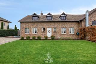 Ontdek deze verrassend ruime, recent vernieuwde gezinswoning met vier slaapkamers en een praktische indeling. De woning beschikt bovendien over een ruime, volledig bruikbare kelder die ideaal is als hobbyruimte of extra bergruimte. Buiten kan je heerlijk ontspannen in de gezellige tuin met zwembad en een mooi bijgebouw, perfect om te genieten van het buitenleven.<br />Deze kwalitatieve woning is vlot bereikbaar langs de Venlosesteenweg in Kessenich, een charmant Maasdorp in de gemeente Kinrooi. Het huis ligt op een boogscheut van de Nederlandse grens waardoor dit extra interessant is. <br /><br />=> Gelijkvloers<br />- Ruime inkomhal met vestiaireruimte en gastentoilet met fonteintje<br />- Open leefruimte voorzien van airco <br />- Gezellige zithoek met gashaard<br />- De woonkamer geniet van veel natuurlijk lichtinval door de vele raampartijen <br />- U-vormige leefkeuken met veel kastruimte en voorzien van het nodige comfort<br />- Voldoende ruimte om een eettafel te kunnen plaatsen<br />- Achterinkom met toegang tot de verschillende ruimtes<br />- Ruime slaapkamer op het gelijkvloers met vaste kastenwand<br />- Mogelijkheid tot gelijkvloers wonen <br />- Kan ook dienst doen als hobby-of bureauruimte<br />- Wasplaats/berging met grote inloopdouche en wastafel op modern badkamermeubel <br /><br />=> Verdieping<br />- Grote luchtige overloop met toegang tot de verschillende kamers<br />- Drie ruime slaapkamers met parketvloer<br />- Twee slaapkamers zijn voorzien van airco <br />- Tweede slaapkamer met vaste kastenwand<br />- Derde slaapkamer met ingebouwde kastenwand<br />- Badkamer met inloopdouche, ligbad, toilet en dubbele lavabo op landelijk badkamermeubel <br />- De volledige bovenverdieping werd volledig vernieuwd met nieuwe ramen, voleiken deuren, een parketvloer en moderne domotica <br /><br />=> Kelder<br />- Deels kruipkelder deels gevloerde kelder die kan dienen als hobbyruimte of extra opbergruimte <br />- Eveneens voorzien van vaste kasten<br /><br />=> Bijgebouw<br />- Zeer mooi afgewerkt bijgebouw met houten balken structuur, ideaal te gebruiken als poolhouse, lounge of hobbyruimte <br />- Ingericht met een gezellige zithoek, apart toilet en een praktische kitchenette met spoelbak en opbergkasten<br />- Mogelijkheid om slaapkamer te voorzien op verdieping <br />- Je geniet hier van gezellige zomeravonden, met een directe verbinding naar de tuin en het zwembad <br /><br />=> Tuin<br />- Onderhoudsvriendelijke tuin met zwembad<br />- De tuin is volledig omheind, ideaal om in alle rust en privacy te vertoeven<br />- Overdekt terras, rechtstreeks bereikbaar vanuit de leefruimte <br /><br />=> Indeling<br />- Gelijkvloers: inkomhal met vestiaireruimte, apart toilet, woonkamer met eetplaats, keuken, gang/achterinkom, ouderlijke slaapkamer, wasplaats/tweede badkamer<br />=> Verdieping: grote overloop, drie slaapkamers, badkamer, zolderruimte<br />=> Bijgebouw: zithoek met eetplaats, kitchenette, apart toilet, slaapgelegenheid op verdiep<br />=> Kelder: deels gevloerde kelder - kan dienen als hobby-of opbergruimte deels kruipkelder, aparte grote werkkelder via buiten bereikbaar