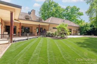 Riante energiezuinige villa met binnenzwembad en maximale privacyOp zoek naar luxe, ruimte en rust? Deze exclusieve villa, gelegen op een...