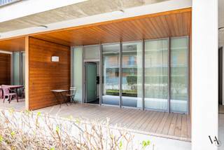 In het historische centrum van Leuven, op wandelafstand van winkels, horeca, scholen en faculteiten, bevindt zich dit aangename éénslaapkamerappartement in de verzorgde residentie Barbarahof.<br /><br />Het appartement geniet van een bijzonder rustige ligging aan de binnentuin van het gebouw en beschikt over een ruim, zonnig terras. De leefruimte met open keuken baadt in het licht dankzij een groot raampartij over de volledige breedte, met directe toegang tot het terras.<br /><br />Verder omvat het appartement een volwaardige slaapkamer, een badkamer met douche, lavabo en toilet, en een praktische bergruimte met aansluiting voor wasmachine en droogkast.<br /><br />Dankzij de uitstekende ligging en het aangename wooncomfort is dit appartement ideaal voor eigen bewoning, als uitvalsbasis voor studerende kinderen of als interessante investering.<br /><br />Een ruime kelderberging en fietsenstalling zijn inbegrepen. Er is bovendien de mogelijkheid tot aankoop van een ondergrondse autostaanplaats.<br /><br />Interesse? Contacteer ons voor meer info of een bezoek ter plaatse.