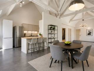 Ontdek deze uitzonderlijk ruime en instapklare penthouse met 2 slaapkamers en 2 badkamers, gelegen in een rustige en verzorgde residentie op wandelafstand van het centrum van Mol.<br /><br />Via de stijlvolle inkomhal met gastentoilet en vestiaire betreed je de indrukwekkende leefruimte. De lichtrijke woonkamer, ingedeeld in een gezellige zithoek, eetplaats en open keuken, straalt dankzij de hoge plafonds een uniek gevoel van ruimte en comfort uit. De volledig uitgeruste keuken beschikt over alle moderne toestellen, waaronder een Amerikaanse koelkast met vriezer, vaatwasser, microgolfoven, oven, kookplaat, afzuigkap en ruime opbergmogelijkheden.<br /><br />De nachthal leidt naar twee volwaardige slaapkamers, elk met eigen sanitair — ideaal voor optimaal comfort en privacy. De master bedroom beschikt bovendien over een dressing, een luxueuze badkamer met ligbad, inloopdouche en dubbele wastafel, evenals een apart toilet.<br /><br />Via het grote schuifraam bereik je het zonnige terras van +-20 m², waar je in alle privacy kan genieten.<br /><br />Extra troeven zijn de ondergrondse autostaanplaats en de praktische kelderberging, deze zijn verplicht bij aan te kopen voor € 25.000,00.<br /><br />Het appartement is momenteel verhuurd aan een zeer solvabele huurder, dit maakt het appartement tevens ook geschikt als investering. Om de privacy van huurder te respecteren hebben we gebruik gemaakt van foto's voor de verhuring.<br /><br />Troeven:<br /><br />- Gelegen in een residentie met camerabewaking<br />- Rustige ligging op wandelafstand van het centrum<br />- Uitstekend onderhouden en instapklaar<br />- Zeer ruim en lichtrijk penthouse<br />- Uitbreidbaar naar 236 m2