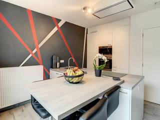 Dit appartement op de gelijkvloerse verdieping gelegen te Loenhout heeft volgende kenmerken:Indeling:- inkomhal (ca. 5m²) met gastentoilet...