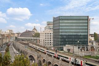 <p><span>Hoge plafonds, een doordachte duplexindeling en een prachtig uitzicht over Antwerpen: dit gerenoveerde appartement van 53 m², gelegen op de vijfde verdieping, combineert ruimte en karakter op een unieke manier.</span></p><p><span>Ook de ligging is een absolute troef. Het Centraal Station ligt om de hoek en tal van Antwerpse hotspots bevinden zich op wandelafstand. Van de gezellige straten van Zurenborg tot het Theaterplein, de Meir en de Vogelenmarkt: alles ligt binnen handbereik. Een ideale uitvalsbasis voor wie het beste van de stad graag dichtbij heeft.</span></p><p><span><strong>Een doordachte duplexindeling</strong></span></p><p><span>Bij binnenkomst wordt u verwelkomd in een inkomhal met vestiaire. Verderop bevindt zich de volledig uitgeruste, gerenoveerde open keuken, die mooi aansluit op de leefruimte.</span></p><p><span>De leefruimte bevindt zich aan de achterzijde van het appartement en vormt een aangenaam geheel met het terras. Dankzij de ligging op de vijfde verdieping geniet u hier van een prachtig uitzicht over Antwerpen. De grote raampartijen zorgen voor een aangename lichtinval en versterken het ruimtelijke gevoel.</span></p><p><span>De dubbele plafondhoogte geeft het appartement extra volume en een uitgesproken karakter.</span></p><p><span>Via de trap bereikt u de bovenverdieping, waar de slaapkamer zich bevindt. Hier is ook ruimte voor een bureau, ideaal voor wie van thuis uit werkt. Achter de slaapkamer bevindt zich de gerenoveerde badkamer, uitgerust met een moderne inloopdouche.</span></p><p><span>De verschillende niveaus en de slimme indeling maken dit appartement tot een bijzonder geheel, waarbij elke vierkante meter optimaal wordt benut.</span></p><p><span><strong>Bijzonderheden</strong></span></p><ul><li><span>EPC A</span></li><li><span>Elektrische installatie conform</span></li><li><span>Asbestveilig</span></li><li><span>Lage vaste kosten inclusief gas, water, conciërge én ramenwas</span></li></ul><p><span>Een instapklaar en karaktervol appartement op een toplocatie in Antwerpen. De combinatie van de hoge plafonds, het uitzicht, de duplexindeling en de uitstekende technische prestaties maakt dit pand bijzonder interessant als eerste eigen woning of als investering.</span><br /><br /><span>Overweegt u uw woning te verkopen en bent u benieuwd naar de waarde ervan? Contacteer Jérôme immo voor een vrijblijvende waardebepaling.</span></p>