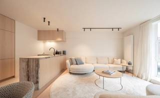 De inkomhal beschikt over een gastentoilet en vestiaire. De leefruimte is voorzien van een open ingerichte keuken en een aangrenzende eetruimte...