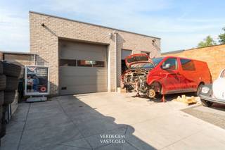 <p><span>Ligging<br /></span><span>Oosteeklo is c</span><span>entraal gelegen tussen Gent, Brugge, Antwerpen en de kust.<br />Deze woning met loods situeert zich op een uiterst bereikbare locatie, nabij het dorpscentrum, op wandelafstand van winkels en school.<br /><br /></span><span>Woning met 4 slaapkamers en loods van 100m²<br /></span><span>Dit is een perfecte eigendom om wonen en werk / hobby te combineren.<br />Een knappe, instapklare woning in combinatie met een loods van 100m² met automatische poort van 3m hoog.<br />Hier is er heel wat woon- en werkruimte!<br /><br />De woning betreed je via de inkomhal met gastentoilet, links meteen een bureau, rechts een handige berging / wasplaats.<br />De leefruimte is ruim met een zithoek en eetplaats en een grote ingerichte keuken.<br />Op de verdieping is er een nachthal, 3 slaapkamers, waarvan 1 met dressing, een badkamer met walk-in douche en bad en apart toilet.<br />Tenslotte een master slaapkamer op de tweede verdieping.<br /><br /></span><span>Loods van 100m²<br /></span><span>Een grote troef is de loods / magazijn van 100m², ideaal voor wie op zoek is naar een werkplaats.<br /><br /></span><span>Extra<br /></span><span>/ rolluiken<br />/ regenwaterput 15.000l<br />/ kelder<br />/ EPC A<br />/ elektriciteit conform<br /><br /></span></p><p><span>Troeven<br /></span><span>/ zeer bereikbaar<br />/ ideaal voor woon + werk<br />/ verrassend ruim met 4 slaapkamers<br />/ loods<br /><br /></span></p><p><span> </span></p>