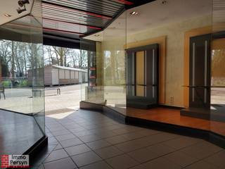 De Basiliek van Scherpenheuvel lokt elk jaar talloze toeristen om te genieten van de pracht van onze mooie stad. Elk jaar opnieuw worden de seizoenskraampjes geplaatst waarvoor menige toeristen langskomen op zoek naar pepernoten, noppen maar ook de gekende noveenkaarsen.<br /><br />Dit handelspand is gelegen op het Isabellaplein en bevindt zich tussen talloze succesvolle zaken. De handelaars van Scherpenheuvel verwelkomen graag een nieuwe handelaar in het handelscentrum.<br /><br />Het pand zelf beslaat 257m² (gegevens EPC) verdeeld over 3 verdiepingen. De riante toonzaal/verkoopsruimte (193m²) kom je binnen langs een dubbele etalage met wandelgang. De toonzaal zelf is momenteel ingericht met ingewerkte en verlichte vitrinekasten in elke muur. Een strategisch geplaatste toonbank zorgt dat je een overzicht bewaard over de ganse winkel.<br /><br />Achteraan het pand kan men de stockageruimte vinden op het 1ste verdiep. Deze ruimte is verwarmd en voorzien van talloze rekken om verkoopsgoederen te stockeren. De zolder kan eventueel ook gebruikt worden om decoratiemateriaal te bewaren per seizoen.<br /><br />Verder beschikt het handelspand nog over een ruime keuken met eetgedeelte voor 4 personen, apart toilet en economaat meteen achter de toonbank.<br />Het pand kan gehuurd worden voor verschillende doeleinden behalve bistro, restaurant, bereiding van etenswaren.<br /><br /><br /><u>Dit handelspand is meteen beschikbaar.</u><br /><br />Huren onder POP-UP contract is voor dit pand ook mogelijk, neem contact op met ons om de mogelijkheden te bespreken.<br />Voor een POP-UP contract is de prijs bespreekbaar na contact met Gert op 013/444 008 of verhuur@immopersyn.be