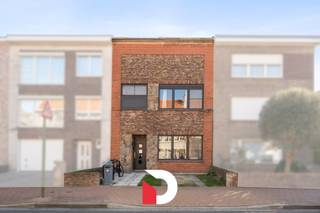 Maak kennis met deze gerenoveerde en bijgevolg uiterst duurzame (label B) gezinswoning, gelegen op wandelafstand van het centrum van Blankenberge, in een rustige straat van een residentiële woonwijk. <br />Deze woning werd in 2015 gerenoveerd en voorzien van volledig nieuwe elektriciteit, nieuwe ramen, zonnepanelen, isolatie, ruime open keuken, badkamer... <br />Via de inkomhal met gastentoilet betreden we de woning, voorts hebben we nog een riante leefruimte met zithoek en eetplaats, die mooi overvloeit in de riante open keuken voorzien van een kookeiland en annex praktische berging. Vanuit de keuken is er aangenaam zicht op de tuin.<br /><br />Op de eerste verdieping vinden we 2 slaapkamers (waarvan masterbedroom met aanpalende dressing) en badkamer terug. <br /><br />De woning beschikt over een praktische oprit en tevens gezellige en ruime tuin.<br /><br />Contacteer ons snel voor een bezoek aan deze complete en instapklare woonst via info@delbecque.immo of 050 45 03 45