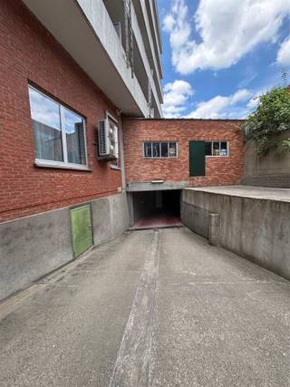 In het centrum van mortsel tegenover het nieuwbouwproject stadsterras is deze afgesloten garagebox op verdieping -2 in een goed onderhouden garagecomplex gelegen. De hoogte van de inrit naar de -2 is 1m78. Er is licht in de box alsook een stopcontact. De gemeenschappelijke lasten bedragen € 150 per jaar. Overstromingsgevoeligheid: p-score (perceelscore): b g-score (gebouwscore): b
