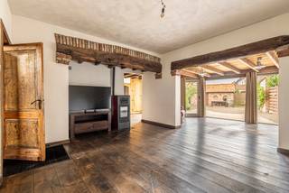 <span>Centraal gelegen ruime karaktervolle woning met tuin nabij centrum Arendonk.<br />De woning is o.a: voorzien van 4 slaapkamers, 2 badkamers en is zeer energiezuinig met EPC label A.<br />De woning heeft goedgekeurde electriciteit en is asbestveilig.<br /><br />Indeling gelijkvloers:<br />U betreedt de woning en komt dan in de hal met garderobe.</span><br /><span>Via de hal is er toegang tot een doucheruimte, gastentoilet en een bureau.</span><br /><span>De ruime woonkamer heeft een massief houten vloer, geeft toegang tot het terras en er is een palletkachel aanwezig.</span><br /><span>Vanuit de woonkamer loopt u door naar de volledig ingerichte en hoogwaardig afgewerkte keuken met massief houten kasten, natuurstenen keukenblad, Boretti fornuis, quqooker, vaatwasser en aparte ontbijthoek. Achter de keuken is er nog een ruime eetkamer/multifunctionele ruimte.</span><br /><br />Indeling eerste verdieping:<br /><span>Via de trap in de hal komt u op de eerste verdieping met 3 slaapkamers en een badkamer met ligbad, douche met massagefunctie, wastafel en aparte ruimte voor wasmachine en droger. Vervolgens is er nog een apart toilet.</span><br /><br />Indeling tweede verdieping:<br /><span>De volledig afgewerkte zolder is toegankelijk via een vaste trap.</span><br /><span>Deze is ingericht als 4e slaapkamer.<br /><br /></span>Buitengebeuren:<br />Zonnige tuin met terras en tuinberging.<br /><br /><span>Algemeen:</span><br /><span>- Volledig gerenoveerd met behoud van authentieke elementen</span><br /><span>- EPC A, hoogrendementsglas, warmtepomp, 12 zonnepanelen, dak en vloerisolatie</span><br /><span>- Elektriciteit conform<br /></span>- 3 airco's met 2 x buitenunit.<br /><span>- gunstige ligging nabij centrum Arendonk met parking voor de deur.</span><br /><span>- Asbestveilige woning</span><br /><span>- Zuid gerichte tuin</span>