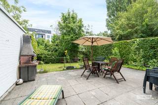 Op een steenworp van Roodebeek ontdekt u dit prachtige duplexappartement, genesteld in een residentieel afgesloten complex, in het hart van een rustige, groene en bijzonder gegeerde wijk van Sint-Lambrechts-Woluwe. U geniet van een bijzondere leefomgeving, vlakbij het openbaar vervoer, scholen, winkels en alle voorzieningen.<br /><br />Met een oppervlakte van 200 m² overtuigt deze moderne en lichte woning vanaf het eerste ogenblik door haar royale volumes, functionele indeling en kwalitatieve afwerking.<br /><br />Het gelijkvloers opent op een ruime leefruimte met een elegante woonkamer en een eetkamer die baden in natuurlijk licht, met directe toegang tot het terras en de schitterende zuidgerichte privé-tuin, zonder inkijk. Een waar toevluchtsoord, ideaal om van mooie dagen te genieten met familie of vrienden. U vindt er ook een grote onafhankelijke, volledig uitgeruste keuken die een mooi werkblad en tal van inrichtingsmogelijkheden biedt, evenals een gastvrije inkomhal.<br /><br />Een elegante trap leidt naar de eerste verdieping, waar zich drie mooie slaapkamers bevinden, een douchekamer met inloopdouche, een volledige badkamer en een nachthal.<br /><br />Deze duplex vormt een zeldzame opportuniteit voor een gezin op zoek naar een ruime, comfortabele woning, ideaal gelegen in een van de meest gewilde gemeenten van Brussel.<br /><br />Mogelijkheid tot aankoop 2 parkeerplaatsen: €39.000.<br /><br />