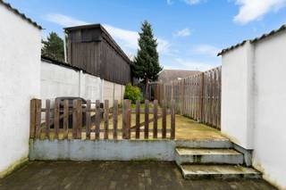 <strong><span>Luxueus gerenoveerde rijwoning met zuidgerichte tuin en garage in Zichem</span></strong><br />In het gezellige <strong><span>Zichem, deelgemeente van Scherpenheuvel</span></strong>, bevindt zich deze <strong><span>instapklare rijwoning</span></strong> die in <strong><span>2020 volledig werd gerenoveerd</span></strong> met oog voor kwaliteit, comfort en uitstraling. Dankzij de <strong><span>warme afwerking met houten accenten</span></strong> ademt deze woning pure gezelligheid, gecombineerd met een hedendaagse, luxueuze stijl.<br /><br />Via de <strong><span>inkomhal</span></strong> betreed je het gelijkvloers, waar een <strong><span>ruime open leefruimte</span></strong> je meteen verwelkomt. De <strong><span>open keuken</span></strong> geniet van een aangename <strong><span>natuurlijke lichtinval</span></strong> en vormt het hart van de woning, ideaal voor gezellige familiemomenten of etentjes met vrienden. Verder is er een <strong><span>aparte berging/wasplaats</span></strong>, praktisch en netjes uit het zicht.<br /><br />De woning telt <strong><span>3 volwaardige slaapkamers</span></strong> en een stijlvolle <strong><span>badkamer met zowel ligbad als douche</span></strong>, perfect afgestemd op het comfort van een modern gezin.<br />Buiten geniet je van een <strong><span>groot terras en een zuidgerichte stadstuin</span></strong>, waar je de hele dag door van de zon kan profiteren. Een <strong><span>garage</span></strong> maakt het plaatje compleet en biedt extra comfort en opbergruimte.<br /><br />Met een <strong><span>bewoonbare oppervlakte van 164 m²</span></strong> en een <strong><span>EPC B-label</span></strong> is deze woning niet alleen mooi, maar ook energiezuinig. Ideaal voor <strong><span>jonge gezinnen</span></strong> én <strong><span>investeerders</span></strong> die op zoek zijn naar een zorgeloze, kwalitatieve woning.<br /><strong><span>Troeven:</span></strong>
<ul>
	<li>Volledig gerenoveerd in 2020</li>
	<li>164 m² bewoonbare oppervlakte</li>
	<li>Open leefruimte met veel licht</li>
	<li>Open keuken met natuurlijke lichtinval</li>
	<li>Aparte berging/wasplaats</li>
	<li>3 slaapkamers</li>
	<li>Badkamer met bad én douche</li>
	<li>Zuidgerichte tuin en groot terras</li>
	<li>Garage</li>
	<li>EPC B</li>
	<li>Luxueuze, warme afwerking</li>
</ul>
<strong><span>Een woning waar je niets meer aan hoeft te doen, enkel verhuizen en genieten.</span></strong><br /> 