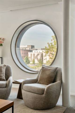 <p>In New York noemen ze het park-front living. Aan de Vlaamsekaai 26 krijg je de Antwerpse versie: een architecturaal hoekappartement op de derde verdieping, met het Zuidpark letterlijk als voortuin.<br />Hier zijn het vooral de ramen die het verschil maken. Grote glaspartijen, een karaktervolle erker en de iconische ronde ramen trekken het daglicht binnen en kaderen het park en de stad vanuit verschillende hoeken. Groen in de zomer, warme kleuren in de herfst en altijd zicht op het leven op het Zuid.</p><p>- Hoekappartement met veel natuurlijk licht<br />- Frontaal en zijdelings zicht over het Zuidpark<br />- Bijzondere architectuur met ronde ramen en erker<br />- Lift<br />- Private kelderberging met aansluiting voor wasmachine en droogkast<br />- Kleinschalig gebouw<br />- Toplocatie tegenover het Zuidpark</p><p>De leefruimte is open, licht en allesbehalve standaard. De ronde maatkeuken in warm hout vormt het architecturale middelpunt en sluit naadloos aan op de eet- en woonkamer. De erker creëert dan weer een aparte plek om te lezen, werken of simpelweg naar het park te kijken.</p><p>De slaapkamer beschikt over ingemaakte kasten. Aansluitend vind je de badkamer met wastafel en ligbad met douchefunctie. Een apart gastentoilet en de private kelderberging maken het praktisch compleet.</p><p>En buiten? KMSKA, Zuidpark, Scheldekaaien, restaurants, koffiebars en galeries liggen allemaal binnen wandelafstand. De auto mag hier gerust wat vaker blijven staan.<br />New York heeft Central Park. Antwerpen heeft het Zuidpark. Hier zit je op de eerste rij.</p><p>Benieuwd naar het uitzicht achter die ronde ramen? Plan je bezoek via Sinjoor.be of bel 03 283 05 00.</p>