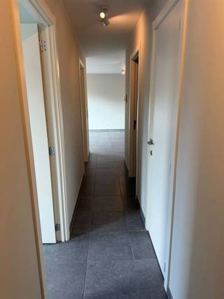 <p><span>ENERGIEZUINIG, KWALITATIEF EN LUMINEUS APPARTEMENT MET 2 SLAAPKAMERS, GROOT ZUID-GEORIËNTEERD TERRAS 18M² EN BUITEN-AUTOSTAANPLAATS.</span></p><p><span>1ste verdieping met lift - ligging in een mooie residentie nabij centrum, station en Dorpshart met vlotte bereikbaarheid via N16, A12 en N17</span></p><p><span> </span></p><p><span>Inkomhal / wc met handwas / living met eetplaats en super-ingerichte open keuken (totale opp.: 24m²) met toegang tot groot zuid-georiënteerd terras (18m²) / berging met was- en stookplaats / 2 slaapkamers (3,4 x 3,2m; 2,8 x 2,8m) / badkamer met wastafel en inloopdouche.</span></p><p><span>Buiten-autostaanplaats op parking achter gebouw / gemeenschappelijke fietsenberging.</span></p><p><span> </span></p><p><span>Appartement is voorzien van lichtarmaturen en raamdecoratie.</span></p><p><span> </span></p><p><span>Lasten: € 75 / maand.</span></p><p><span> </span></p><p><span>Appartement is bewoonbaar door maximaal 3 personen.</span></p><p><span> </span></p><p><span> </span></p><p><span> </span></p>