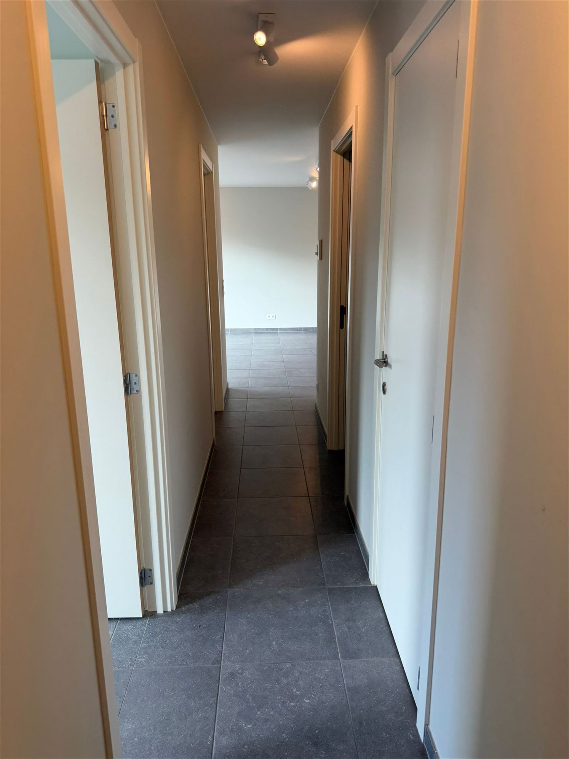 Appartement met 2 slaapkamers en groot terras - foto 2