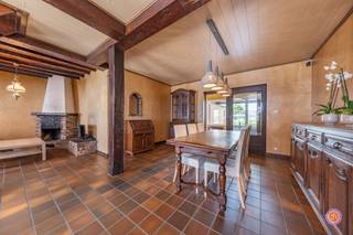 Vandaag nemen we je mee naar deze woning in het rustige Hingene, op wandelafstand van park d’Ursel, scholen, winkels en openbaar vervoer.<br /><br />We komen binnen via een inkomhal die toegang geeft tot de ruime zit- en eetruimte met aansluitend de volledig geïnstalleerde keuken.<br />De vele raampartijen in de leefruimte en keuken zorgen voor voldoende lichtinval. Verder beschikt het gelijkvloers over een eerste badkamer voorzien van douche, lavabo en toilet. Hier bevindt zich tevens de aansluiting voor was en droog.<br /><br />Via de charmante trap in de leefruimte bereiken we de eerste verdieping waar zich maar liefst drie slaapkamers en een tweede badkamer voorzien van een douche in bad, lavabo en toilet bevinden.<br /><br />Via een vaste trap bereiken we de zolder die momenteel dienst doet als opbergruimte, maar wij zien hier alvast tal van mogelijkheden in zoals een slaapkamer.<br /><br />Als kers op de taart is er een ruime tuin met overdekt terras aanwezig. De tuin kan je alsook bereiken via een achterpoortje.<br />Genieten van een aperitief was nog nooit zo aangenaam.<br /><br />De badkamers, keuken en ramen werden vernieuwd.<br />De woning is voorzien van een zonneboiler en zeven zonnepanelen.<br /><br />De wagen kan je parkeren in de garage.<br />Verder beschikt de woning over een kelder.<br /><br />Heb je interesse in deze charmante woning met een prachtige ligging?<br />Neem gerust contact op via roy@julimmo.be of 0498 62 74 71.
