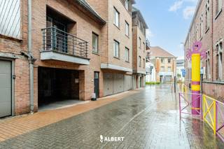 Dit verzorgd en gezellig appartement bevindt zich op de tweede verdieping van residentie Gravenhof, centraal gelegen in het hart van Rumbeke.<br /><br />Het appartement beschikt over een aangename leefruimte met een geïnstalleerde keuken, één slaapkamer met aansluitende badkamer voorzien van een douche en lavabo, en een apart toilet. Daarnaast geniet u van een heerlijk zuidelijk georiënteerd terras, ideaal om in alle rust van het zonnetje te genieten.<br /><br />Een ruime garage, gelegen in de residentie, is bovendien inbegrepen in de prijs. Het gebouw is uitgerust met een lift, wat zorgt voor extra comfort en toegankelijkheid.<br /><br />Een charmant appartement op een centrale locatie, perfect voor wie op zoek is naar comfort en gezelligheid!<br /><br />Energiezuinig appartement (label B). <br /><br />Plan snel uw bezoek in via www.albert.immo of bel naar Angélique op 0484/74 25 68.