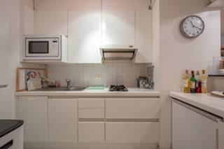 Cet appartement, situé dans un emplacement absolument privilégié à Knokke, offre une vue frontale unique sur la mer et un espace de vie ensoleillé avec terrasse. Bien que l'intérieur soit un peu daté, cela constitue une excellente base pour créer votre propre style et confort.<br /><br />Disposition :<br /><br />Hall d'entrée<br />Espace de vie lumineux avec accès à la terrasse et vue panoramique sur la mer<br />Cuisine semi-ouverte équipée<br />Deux chambres spacieuses :<br />Une avec des placards intégrés<br />Une avec une petite terrasse/espace de rangement<br /><br />Salle de bains avec lavabo et baignoire (raccordement pour machine à laver prévu)<br />Toilettes séparées<br /><br />Vue frontale sur la mer et sur la place du Phare<br />Beaucoup de potentiel pour moderniser selon vos goûts<br />Surface habitable : 77 m²<br />Situation au 5ème étage d'un immeuble de 8 étages