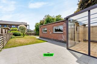 In een rustige woonwijk, op wandelafstand van het centrum van Diksmuide, bevindt zich deze charmante licht op te frissen woning met 4...