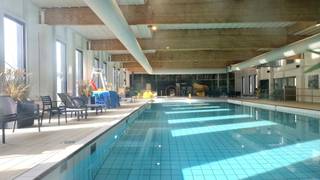 Cette luxueuse maison de vacances couvre environ 131 m² et est située sur un terrain de 348 m². Depuis le hall d'entrée, vous entrez dans l'espace...