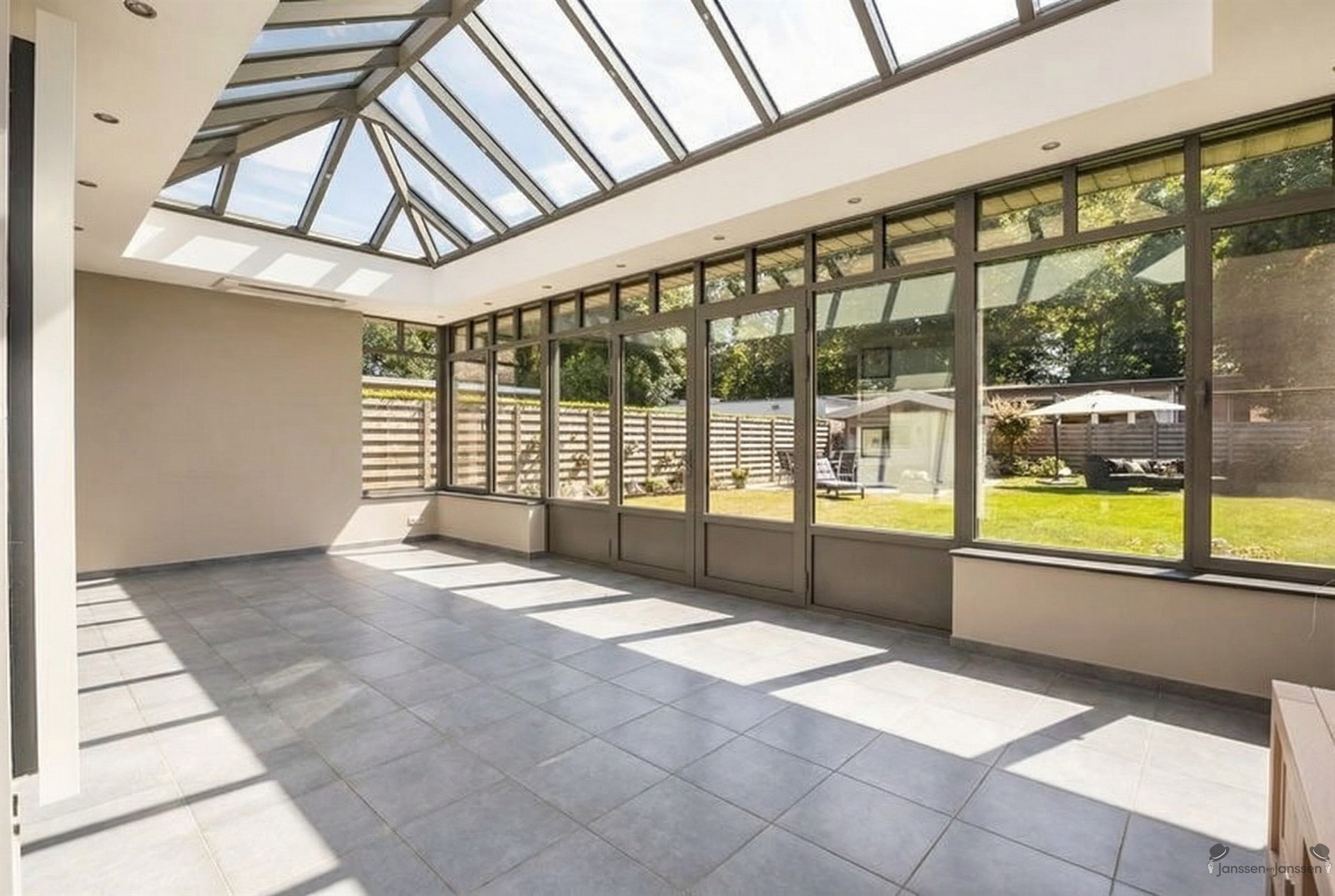 Ruime woning met 3 (mog. 4) slaapkamers, tuin en garage in Brasschaat - foto 3